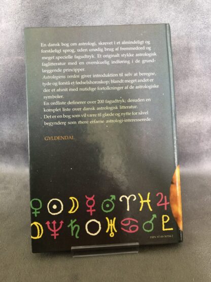 produkt bagside - Astrologiens verden - www.laesehesten-silkeborg.dk